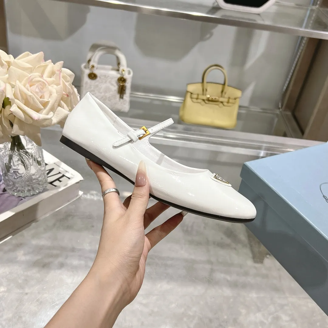 👟👟Ex-factory price 440👟👟 🔥🔥✨Prada/Prada 2024ss spring and summer new products are now available🌟 Mary Jane flat ballet shoes Soft and comfortable, recommended by major bloggers in Little Red Book, proper college style ➕Commuting 1-1 development Round-head golden triangle button Fabric: patent leather, sheepskin, silk fabric Sheepskin lining code number: 35 to 40 (41 is custom-made and cannot be returned or exchanged)
